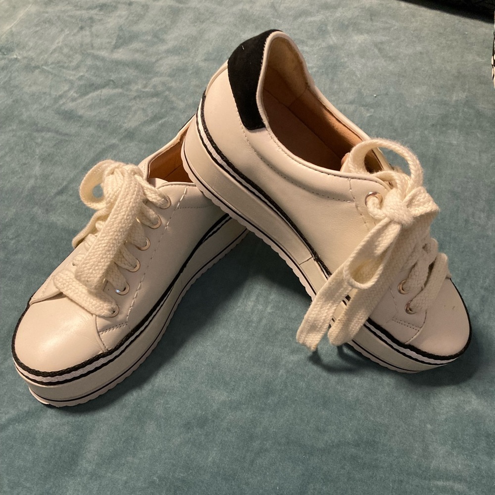 Joie Sneakers